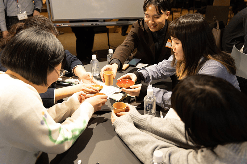 保存食を楽しむイベント参加者