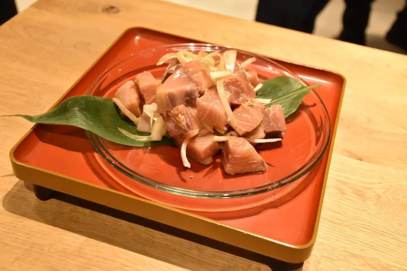 ブリの身を醤油で洗い、スライスした玉ねぎと酢で和えた料理